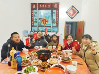 Des gens participent à un dîner de retrouvailles familiales dans le village de Peiji du district de Lai'an