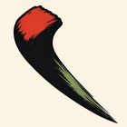 Une seule trace de pinceau, posée seule sur le fond crème : large et rouge à son départ en haut à gauche, elle devient noire, s’incurve, se strie de vert et s’effile jusqu’à une pointe fine en bas à droite. Aucun manche, aucune main.