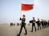 Les gardes d'honneur chinois transportent les cercueils contenant les dépouilles de martyrs des Volontaires du peuple chinois (VPC) jusqu'à un avion de l'armée de l'Air