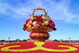 Un panier de fleurs sur la place Tian'anmen