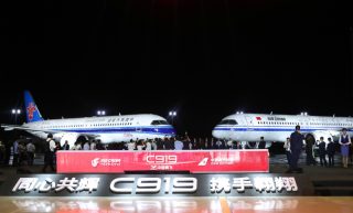 Cérémonie de livraison du grand avion de passagers chinois C919 dans un centre de fabrication de Commercial Aircraft Corporation of China