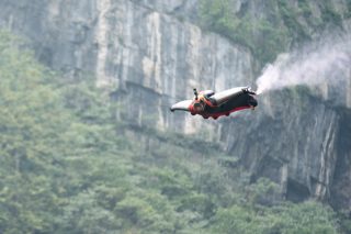 L'Australien Tahi Munroe participe à la compétition de vol à travers des cibles lors du 10e Championnat du monde de wingsuit de la World Wingsuit League (WWL)
