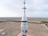 La combinaison du vaisseau spatial habité Shenzhou-13 et d'une fusée porteuse Longue Marche-2F est transférée dans la zone de lancement du Centre de lancement de satellites de Jiuquan