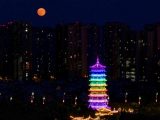 Photo aérienne montrant une pleine lune dans le ciel à Kunshan