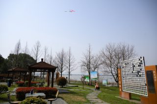 Des gens visitent le parc national de zones humides du lac Houguan dans la cité de démonstration écologique sino-française à Wuhan