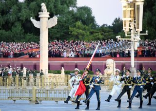 Cérémonie de lever du drapeau national sur la place Tian'anmen pour célébrer le 75e anniversaire de la fondation de la République populaire de Chine