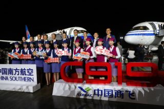 Cérémonie de livraison du grand avion de passagers chinois C919 dans un centre de fabrication de Commercial Aircraft Corporation of China