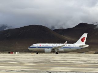 Chine : opérations de secours des équipes de sauvetage après la coulée de boue au Xizang