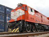 Un train de fret transportant des conteneurs au port de Dalian