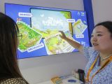 Un membre du personnel présente un système fondé sur l'IA utilisé dans le traitement de la dépression sur le stand du Beijing Anding Hospital dans la zone d'exposition des services de santé de la Foire internationale du commerce des services de Chine (CIFTIS) 2023