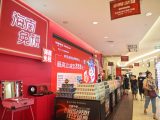 Des clients dans un magasin hors taxe à Haikou
