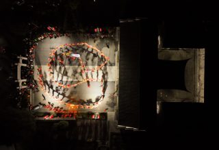 Photo aérienne de drone montrant des acteurs exécutant une danse du dragon devant la salle ancestrale de la famille Zhou dans le village de Fengjiangzhou de la ville de Zhuji