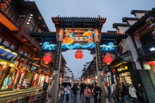 Des gens visitent la zone touristique du temple Fuzi (Confucius)