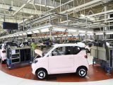 Des membres du personnel travaillent dans la ligne de production de véhicule à énergie nouvelle dans une société automobile à Liuzhou