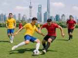 Joueurs de football amateurs sur un terrain à Shanghai