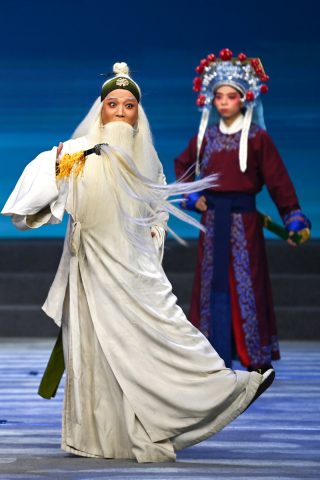 Des artistes se produisent sur scène lors de la cérémonie d'ouverture du 10e Festival d'Art de l'opéra Qinqiang à Xi'an