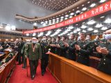 Des vétérans des Volontaires du peuple chinois (VPC) entrent dans la salle de la réunion marquant le 70e anniversaire de l'entrée des VPC en République populaire démocratique de Corée (RPDC) pour combattre dans la Guerre de résistance à l'agression américaine et d'aide à la RPDC