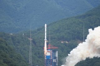 Une fusée porteuse Longue Marche-2C transportant les satellites du groupe Yaogan-43 03 décolle du Centre de lancement de satellites de Xichang