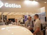 Des visiteurs dans la zone d'exposition de l'entreprise chinoise Gotion lors de l'exposition RE+ 2024 à Anahiem