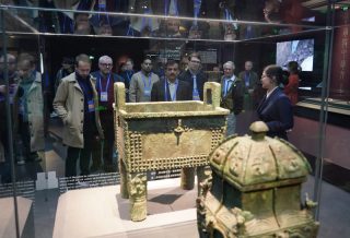 Des invités visitant l'exposition intitulée Origines de la civilisation chinoise d'un point de vue archéologique au Musée archéologique chinois à Beijing
