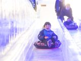 Des enfants jouent sur un toboggan de glace lors d'un festival d'art de glace et de neige à Wuhan