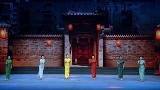 Des artistes se produisent sur scène lors de la cérémonie d'ouverture du 10e Festival d'Art de l'opéra Qinqiang à Xi'an