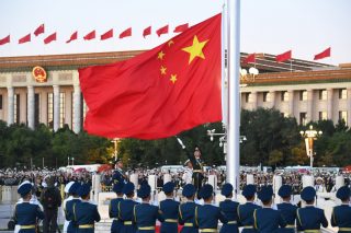 Cérémonie de lever du drapeau national sur la place Tian'anmen pour célébrer le 75e anniversaire de la fondation de la République populaire de Chine