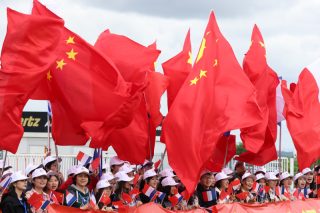 La foule accueille le président chinois Xi Jinping à Paris