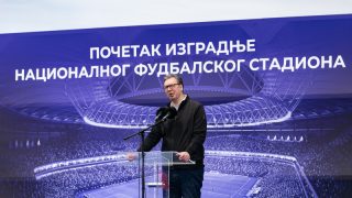 Le président serbe Aleksandar Vucic s'exprime lors de la cérémonie de début de construction du Stade national de Serbie à Belgrade