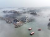 Photo aérienne du Lac mince de l'Ouest enveloppé de brouillard à Yangzhou