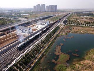 Un train transportant des rails longs à destination de la base de rails longs de la ligne ferroviaire à grande vitesse Hefei-Anqing