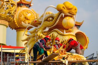Des employées confectionnent une lanterne colorée sur le site du prochain festival des lanternes à Zigong