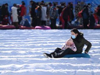 Des gens s'amusent lors d'un carnaval de neige et de glace au parc Taoranting durant les vacances du Nouvel An