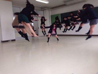sous les jupes des écolières japonaises ;)
