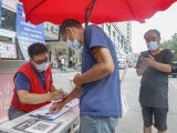 Des habitants s'inscrivent pour pouvoir entrer dans un quartier résidentiel de l'arrondissement de Xicheng à Beijing
