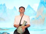Un acteur se produit avec une porcelaine céladon lors de la cérémonie d'ouverture d'un événement artistique à Téhéran
