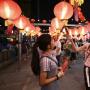 Des festivaliers jouent aux devinettes inscrites sur les lanternes lors d'une clbration du Nouvel An chinois  George Town dans l'Etat de Penang