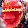Une jeune fille pose pour une photo avec une lanterne lors d'un dfil clbrant le Nouvel An chinois  Rome