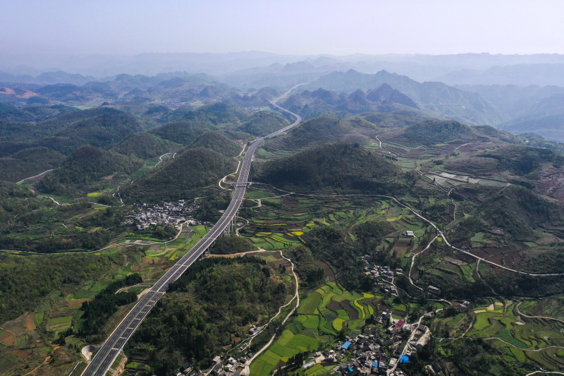 Photo aérienne prise le 28 mars 2022 d'une section de l'autoroute Guiyang-Huangping