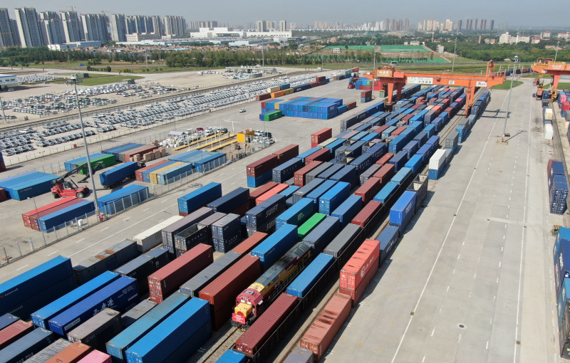 Un train de fret Chine-Europe arrive dans le port international de Xi'an