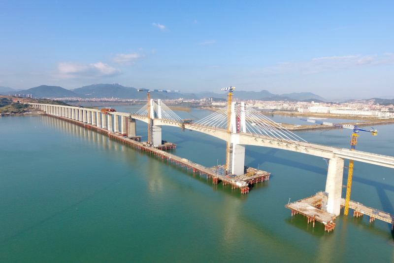 Le pont maritime de la baie de Meizhou en construction