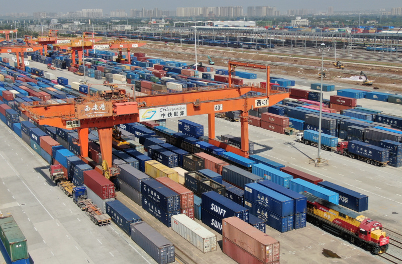 Un train de fret Chine-Europe arrive dans le port international de Xi'an