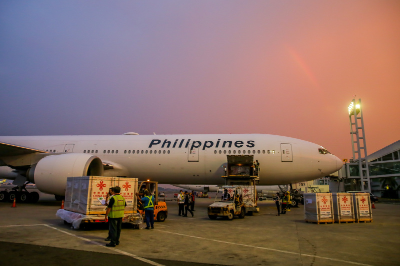 Des employés déchargent des vaccins Sinopharm contre la COVID-19