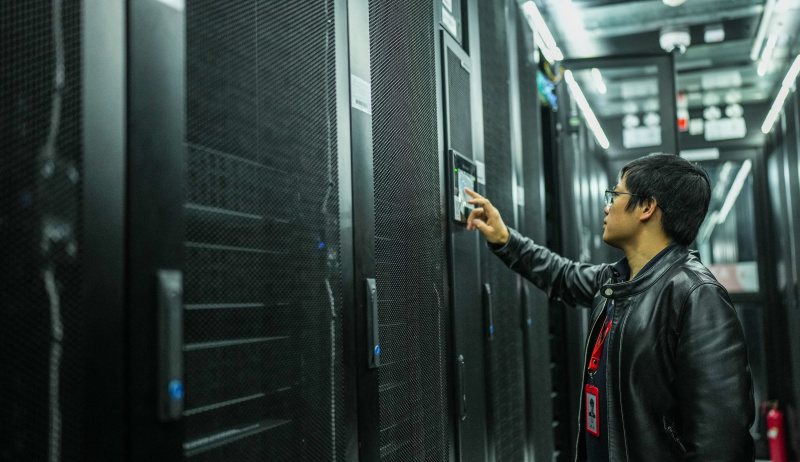 Un employé inspecte l'état de fonctionnement de la salle des micromodules du centre de données de Guian de China Unicom