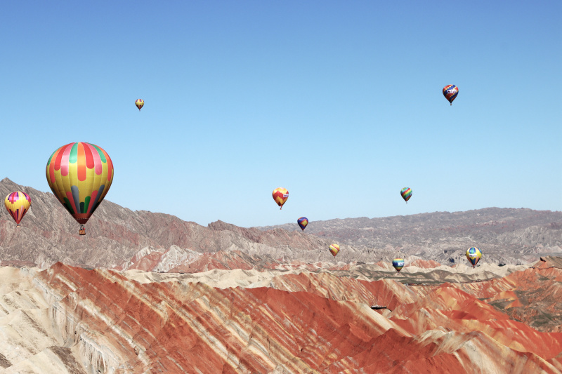 Des montgolfières dans le parc géologique national de Danxia