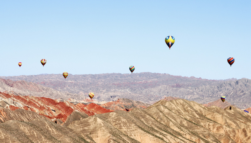 Des montgolfières dans le parc géologique national de Danxia