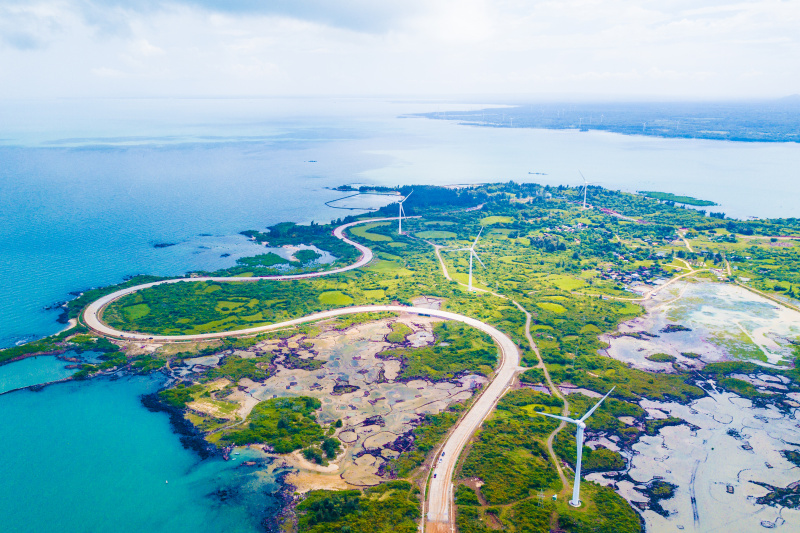 Vue aérienne d'une autoroute côtière panoramique à Danzhou