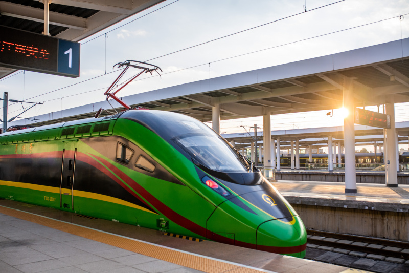 Un train électrique à unités multiples du chemin de fer Chine-Laos arrive à la gare de Yuxi