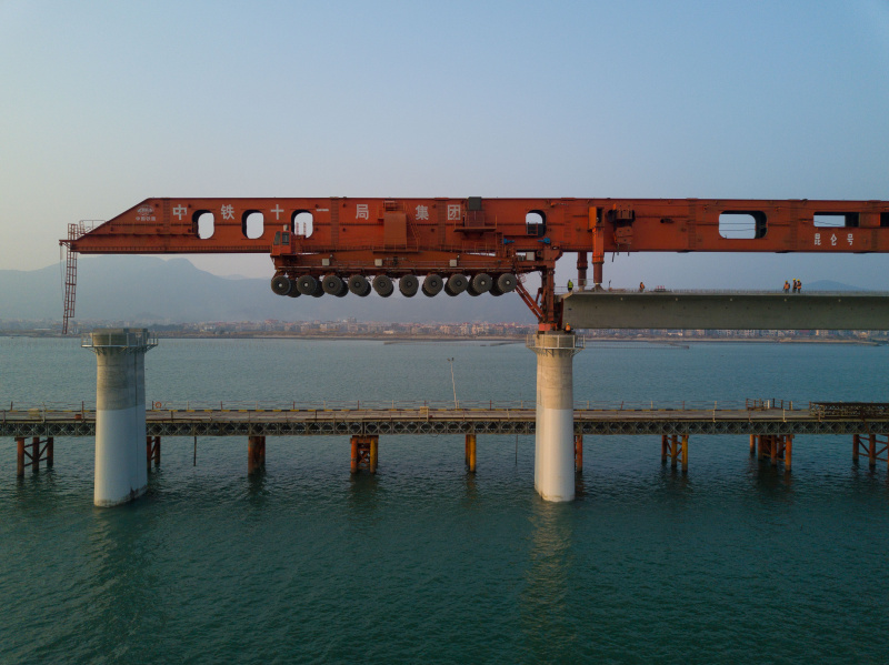 Pose des poutrelles du pont de la baie de Meizhou du chemin de fer à grande vitesse Fuzhou-Xiamen