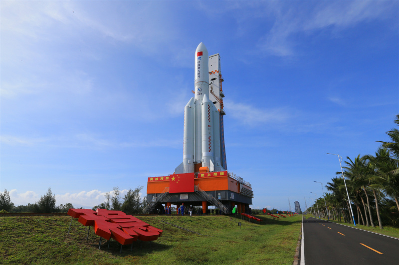 Photo de la combinaison du module laboratoire Wentian de la station spatiale chinoise et d'une fusée porteuse Longue Marche-5B Y3 en cours de transfert